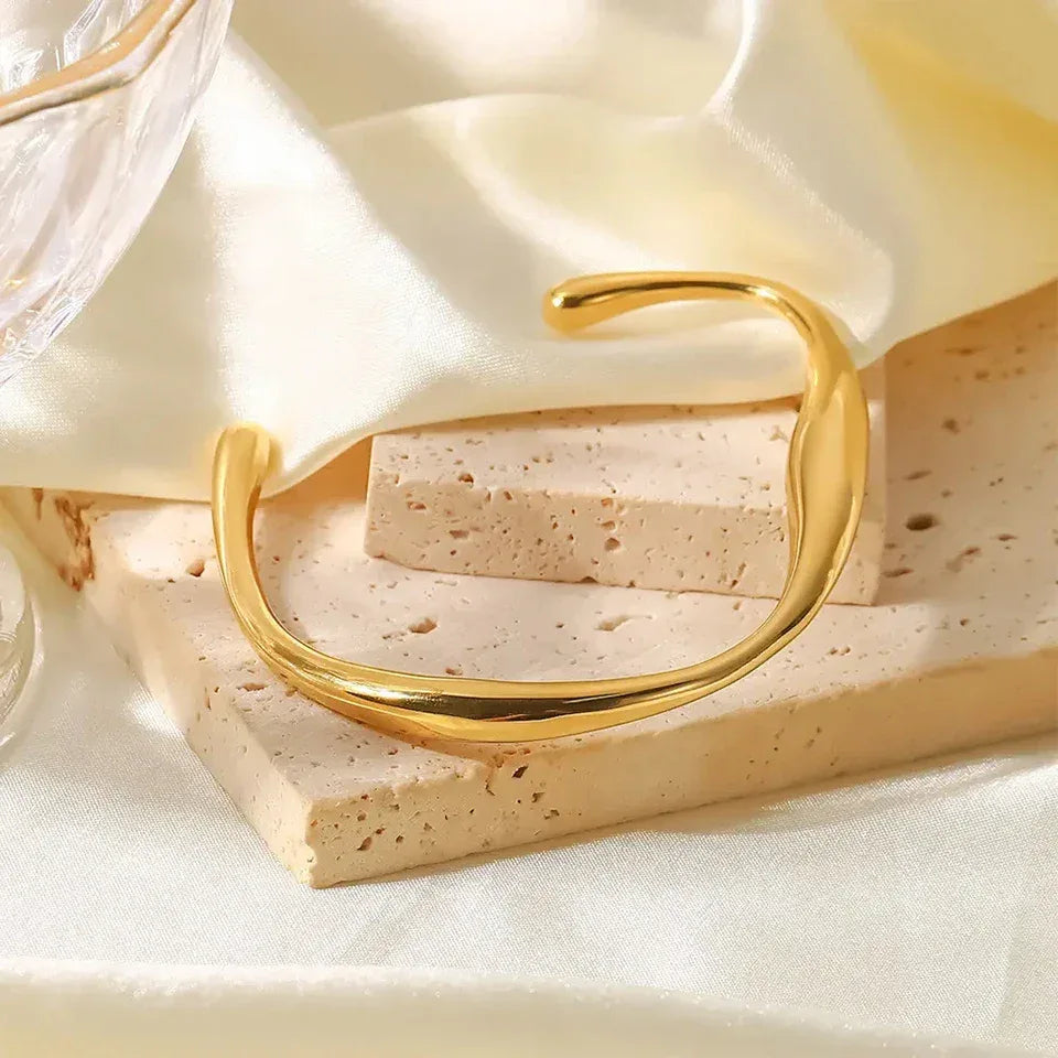 Wave Elegance Armreif Gold – Fascina