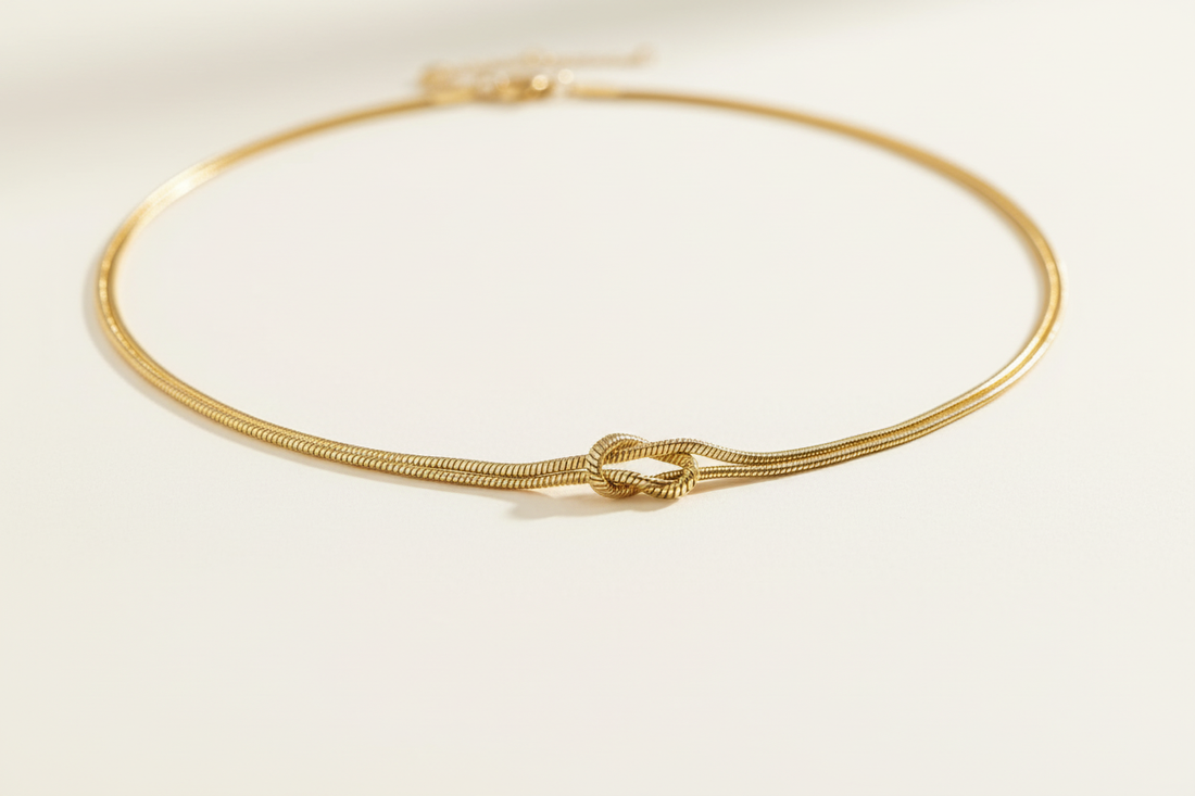 Edelstahl Schmuck vergoldet – editoriales Hero-Bild für den Fascina Blog